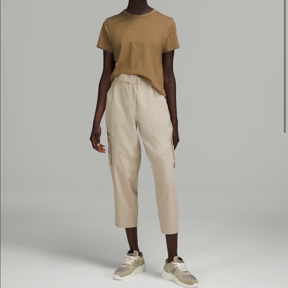 ❗️ISO❗️Lululemon Relaxed Mid-Rise Cargo Crop in Raw Linen - Size 4 - NWT / NWOT - Picture 3 of 6